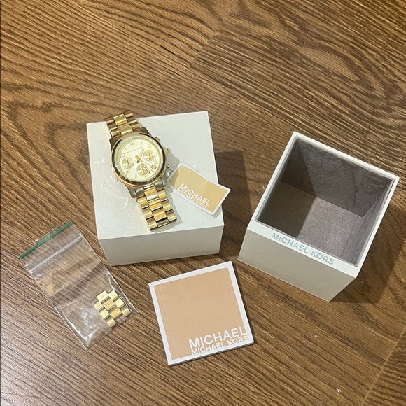 Michael Kors Gold Women's Watch - Picture 1 of 5